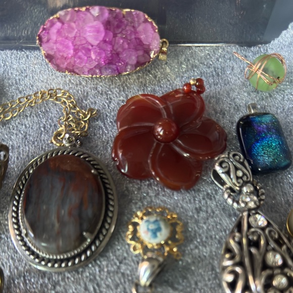 21 pieces Vintage necklaces,pendants. Estates sale. - Picture 4 of 15